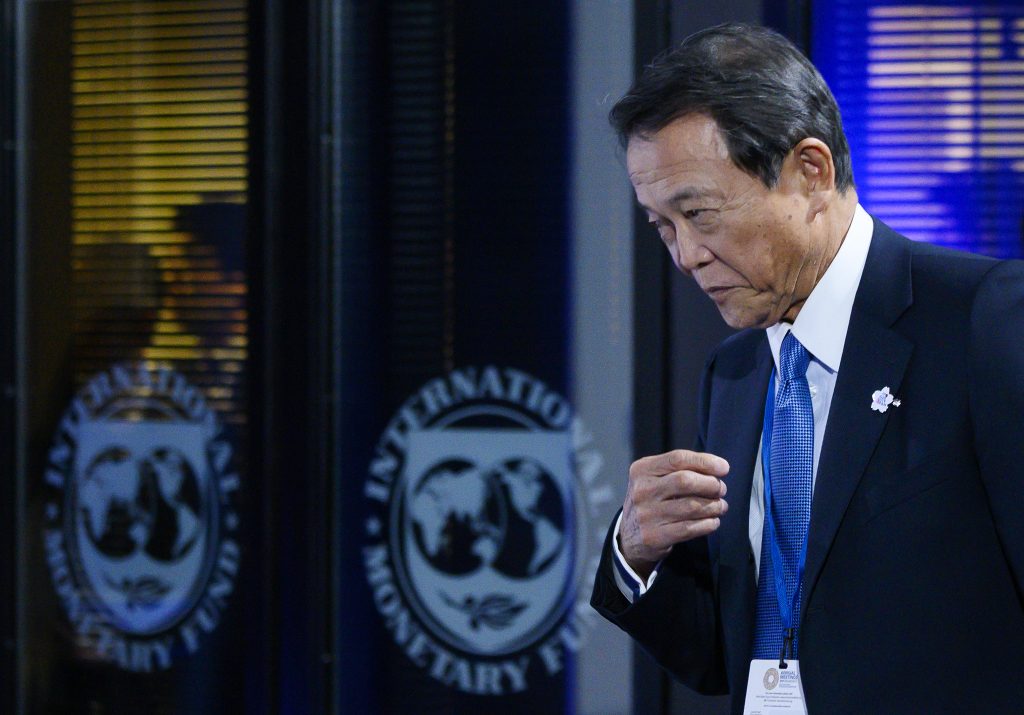 麻生太郎財務相がワシントンDCのIMFで記者会見に出席2019年10月18日(AFP)