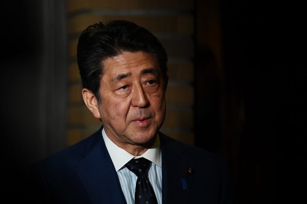 東京都渋谷区富ケ谷にある安倍晋三首相の私邸の敷地内に女が立っているのを警戒中の警視庁の警察官が発見し、邸宅侵入容疑で現行犯逮捕した。(AFP)