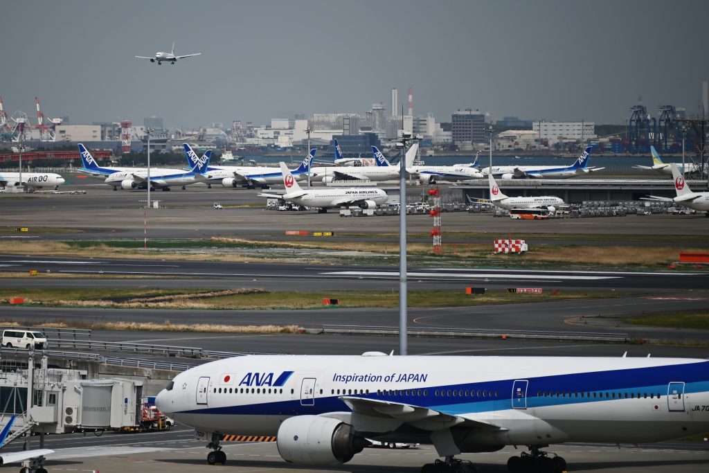 世界的なコロナ感染拡大を受け、国内外で入国制限措置などが強化されている影響から、ＡＮＡＨＤ傘下の全日本空輸は４月の国際線について９割近くの減便を迫られた。(AFP)