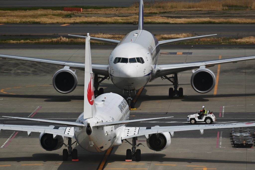 全日空は２５日～５月１５日に計３３２３便を減便。同期間の運航本数は事業計画比で９０％減となる。(AFP)