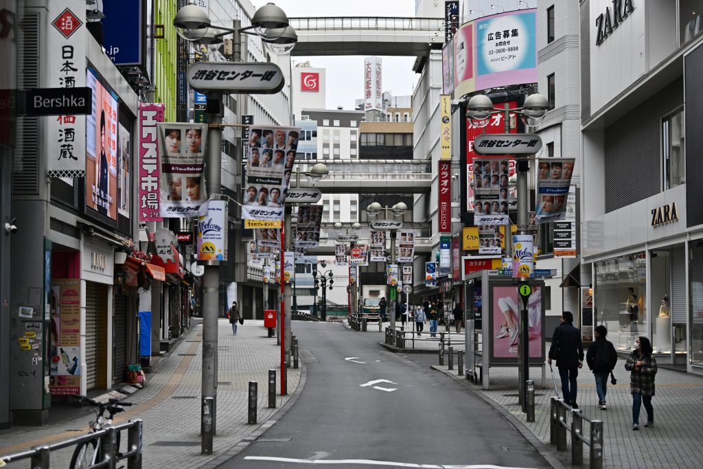 都道府県知事は外出自粛や、百貨店など多数の人が集まる施設の利用停止を要請・指示できる (AFP)