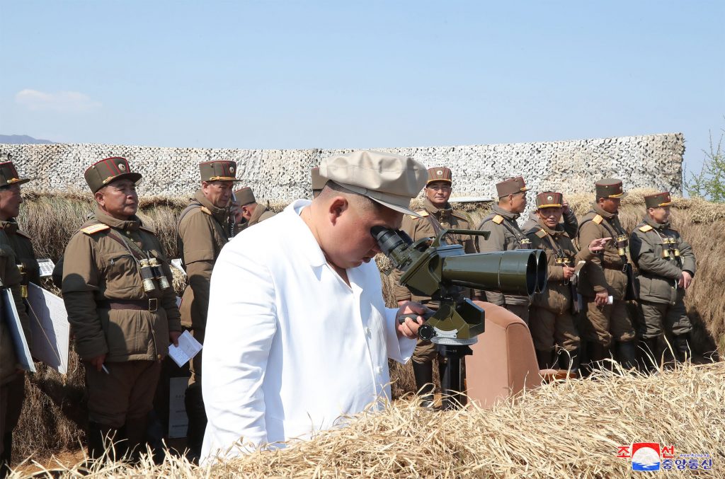 北朝鮮国営の朝鮮中央通信（KCNA）が2020年4月10日に公表した日付不明の写真。北朝鮮最高指導者である金正恩氏（中央）が、どこか未公表の場所で朝鮮人民軍迫撃砲予備部隊の演習を視察している。（AFP通信）