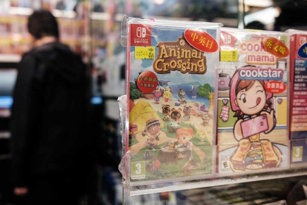 2020年4月10日香港、ショッピングモールの店頭に任天堂のコンピュータゲーム「あつまれ どうぶつの森」のコピーが並べられ、店内では客がほかのゲームを見ている。(AFP)