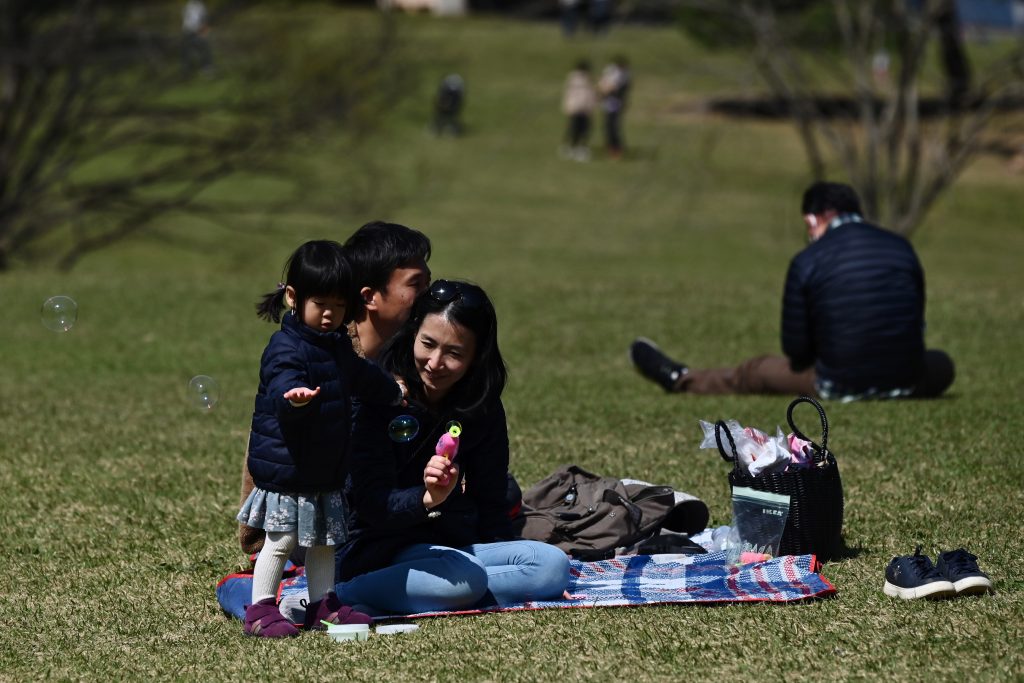 保育園や学童保育が休みになり、公園は貴重な居場所になりつつあるが、役所には「緊急事態宣言が出ているのに」と苦情が寄せられることもあるという。(AFP)