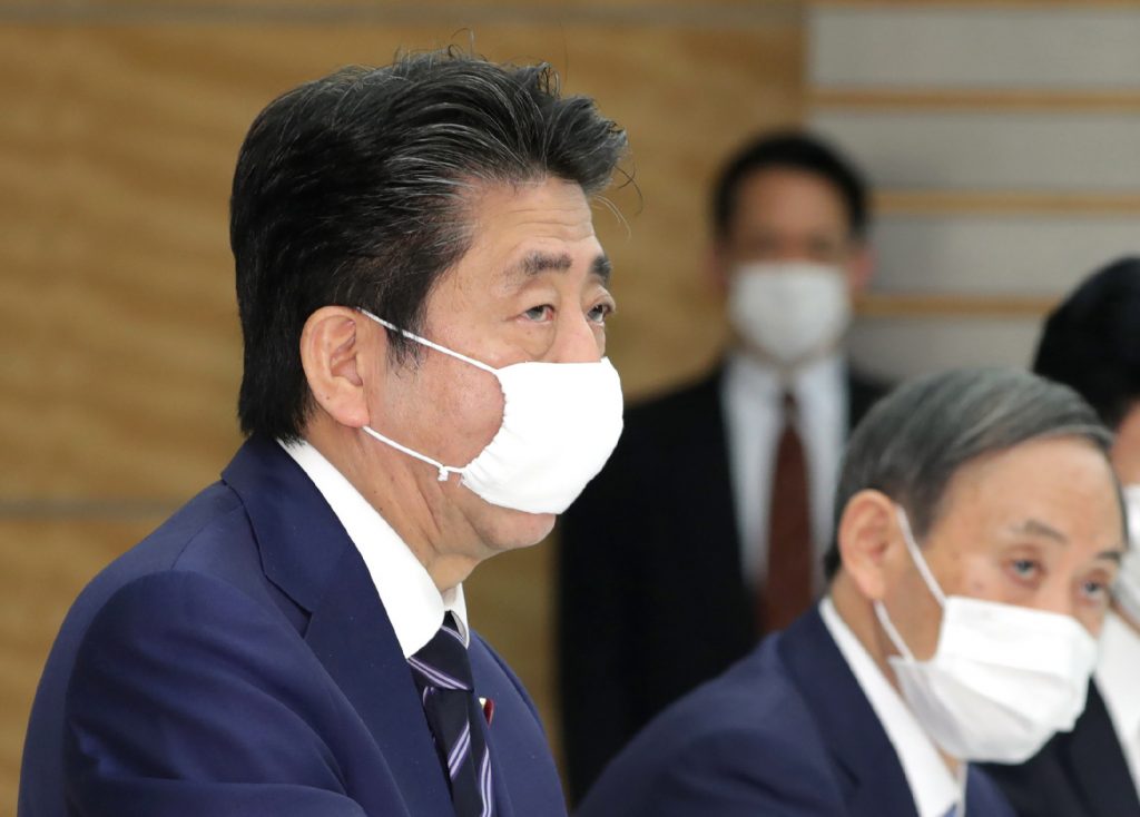 田原氏は１０日、首相官邸で新型コロナ対策をめぐって首相と意見を交わした。(AFP)