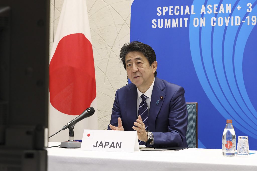 「国境を越えて拡散しつつあるウィルスに対抗するには国際協力が必須である」と安倍首相が述べた。さらに「情報と知識を自由、率直、迅速な方法で共有する必要がある」とも述べた。 (AFP)