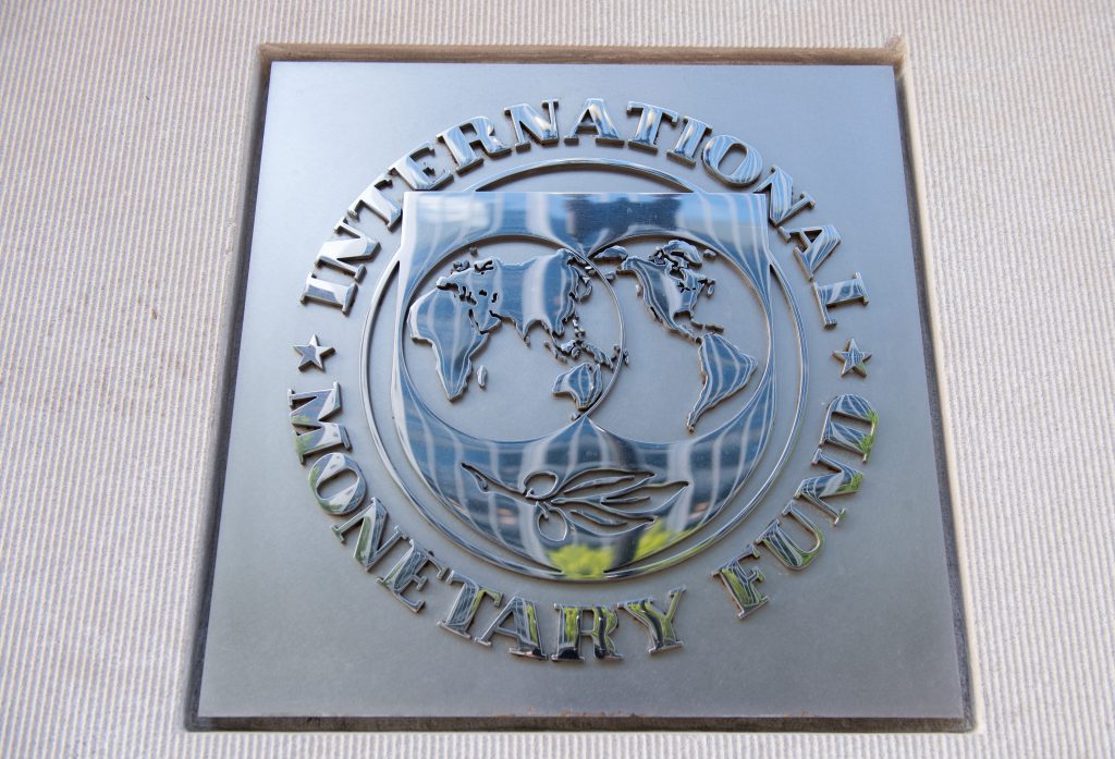 IMFアジア太平洋局副局長のオッド・パー・ブレック氏は、日本は財政支出を押し上げて増税は見合わせるべきだとも述べた。(AFP通信)