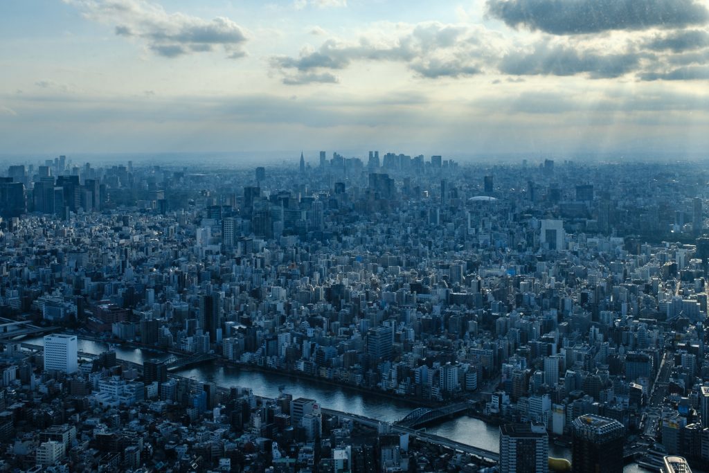 国内感染者の都道府県別では、東京が最多で１万３４５５人（前週比２２４１人増）。(AFP)