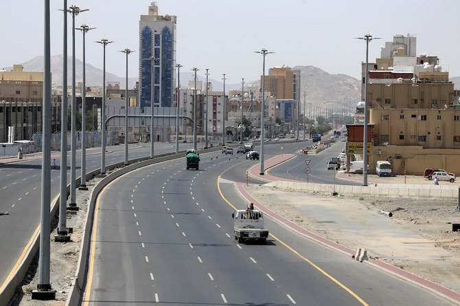 2020年4月3日、サウジアラビアの聖地メッカの通りを走行する車。（AFP）