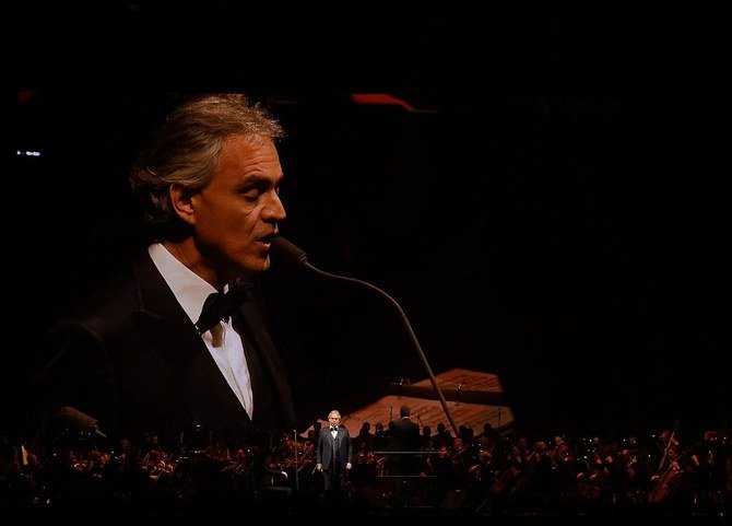 上の写真は、イタリアのテノール歌手アンドレア・ボチェッリ氏が2017年12月13日にニューヨーク市マディソンスクエアガーデンでのコンサートで歌を披露しているところ。ボチェッリ氏はイースターの日曜日にミラノ・ドゥオーモから歌声を披露する。（AFP通信を介したゲッティイメージ）