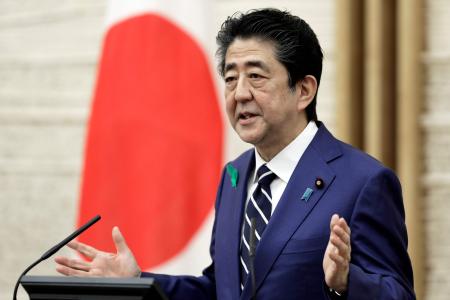 安倍氏は、1月に日本で最初の感染者が確認されて以来5回目となる新型コロナウイルスに関する記者会見で、「都市部から地方へ、人の流れが生まれるようなことは絶対に避けなければならない」と語った。(AFP)