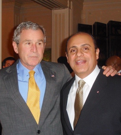 タラル・ヌスリ博士とジョージ・W・ブッシュ元アメリカ大統領。(提供)