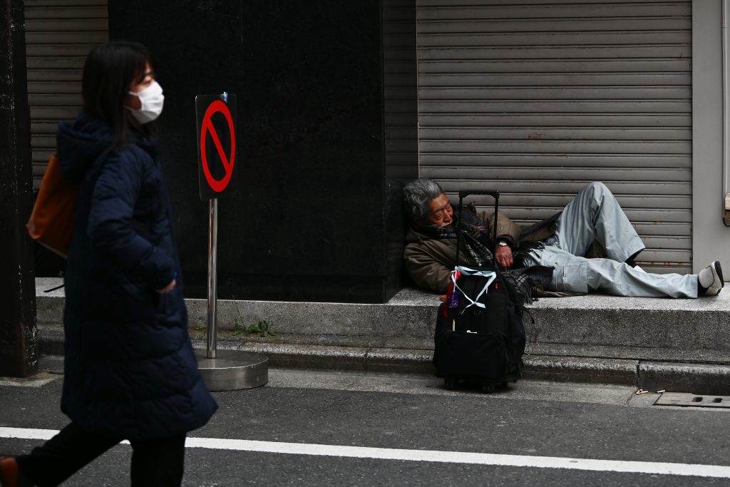 日本の当局は、現在、東京においてホームレスにホテルの部屋やその他の形態の一時宿泊施設を提供している。（AFP）