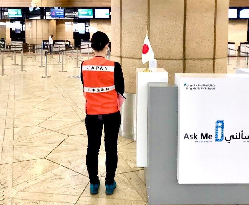 リヤドのキング・ハーリド国際空港で、日本人を支援する日本大使館の職員。 