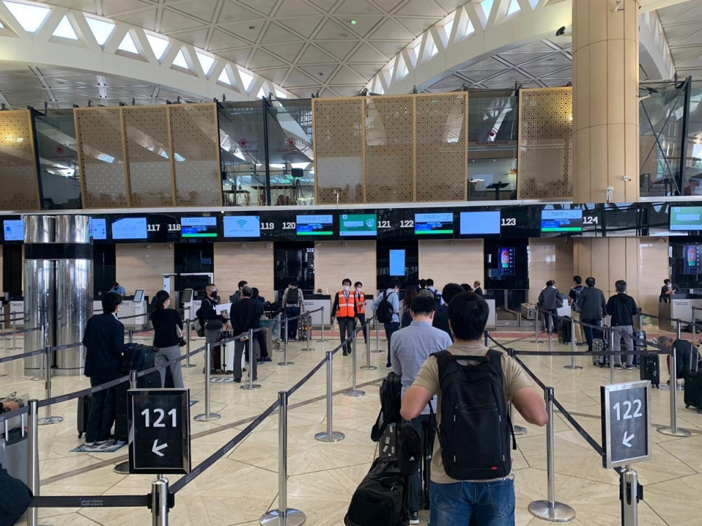 リヤド空港で、周囲との社会的距離を保ちながらチェックインを待つ日本人。 