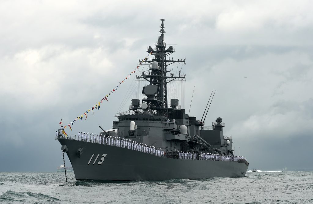 海上自衛隊護衛艦「たかなみ」が、同じく海上自衛隊護衛艦の「きりさめ」と交代する。（AFP通信）