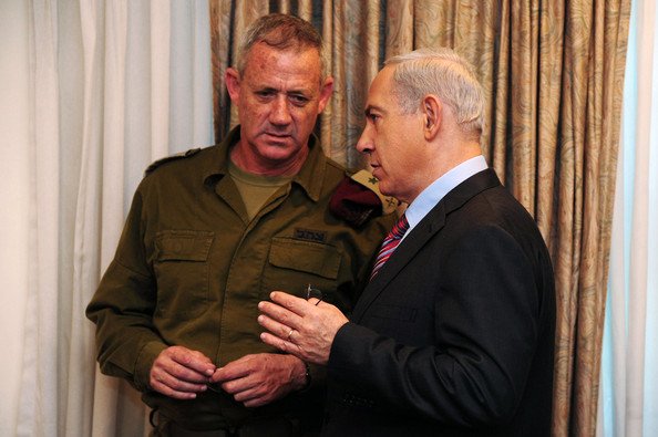 ベンヤミン・ネタニヤフ首相は、2012年11月18日、エルサレムでの毎週の閣議に先立ち、IDFの参謀総長ベニー・ガンツ中将と話をする。（AFP）