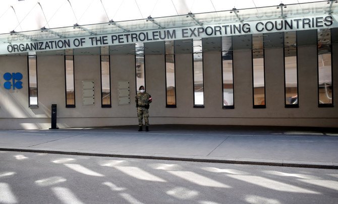 オーストリアの陸軍兵士が、石油輸出国機構（OPEC）の本部前に立つ。オーストリア ウィーン2020年4月9日（ロイター/ レオンハート・フェーガー）