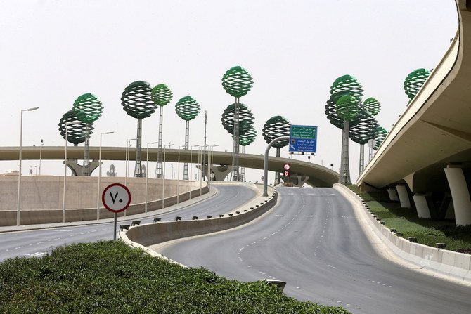 2020年4月7日、サウジアラビアのリヤドでコロナウイルス病(COVID-19)の流行に対抗するための24時間のロックダウン中の、人気のない道の風景。(ロイター)