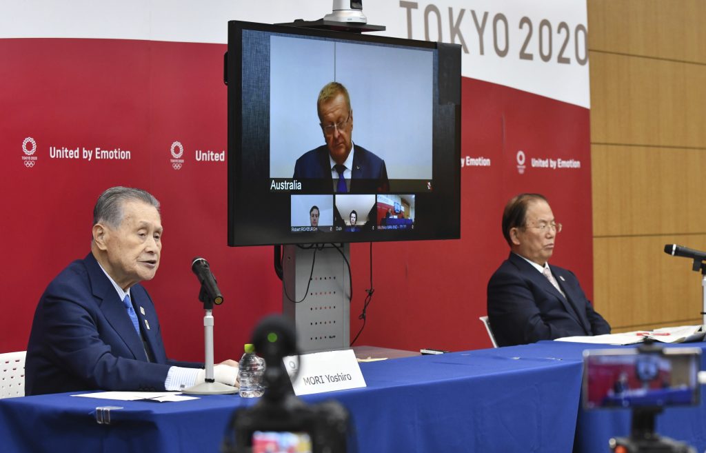 国際オリンピック委員会委員ジョン・コーツとの電話会議に参加する東京2020組織委員会の森喜朗会長(左)と武藤敏郎事務総長(右)、2020年4月16日。