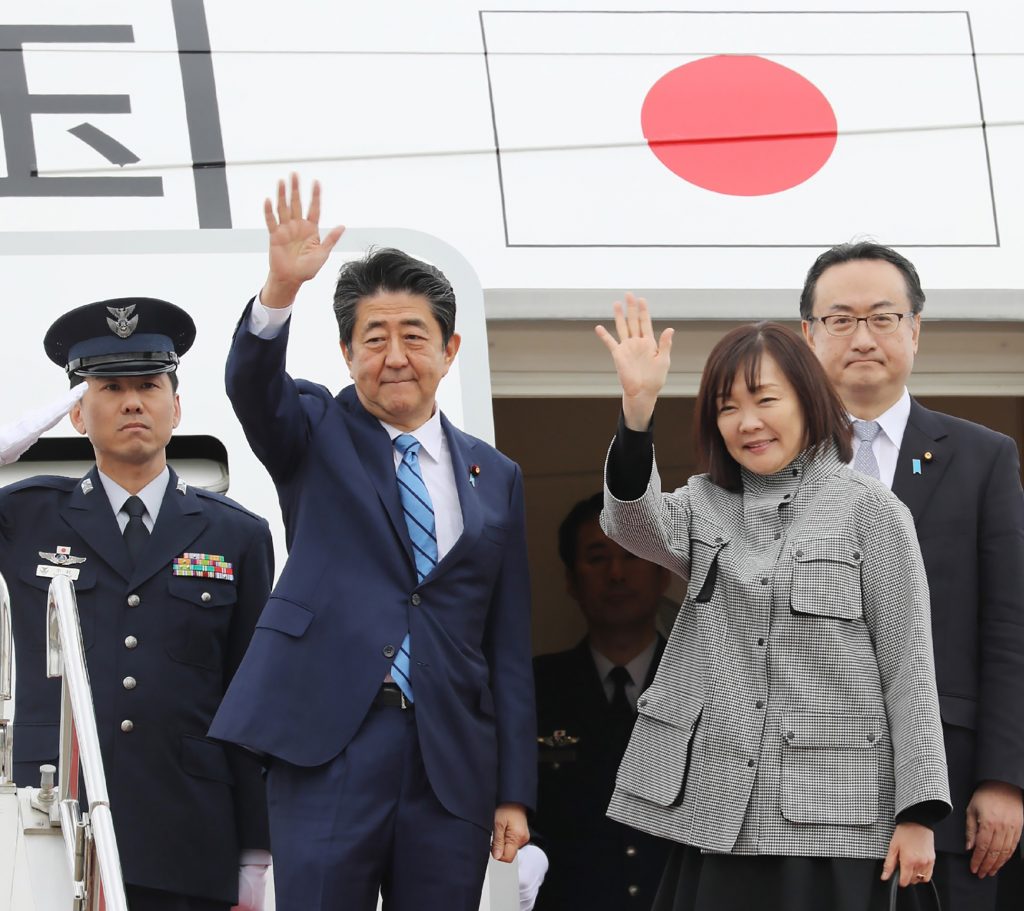週刊文春によると、昭恵夫人は３月１５日、知人らと一緒に宇佐神宮を訪問。マスクは着けず、神事などに加わったという。(AFP)