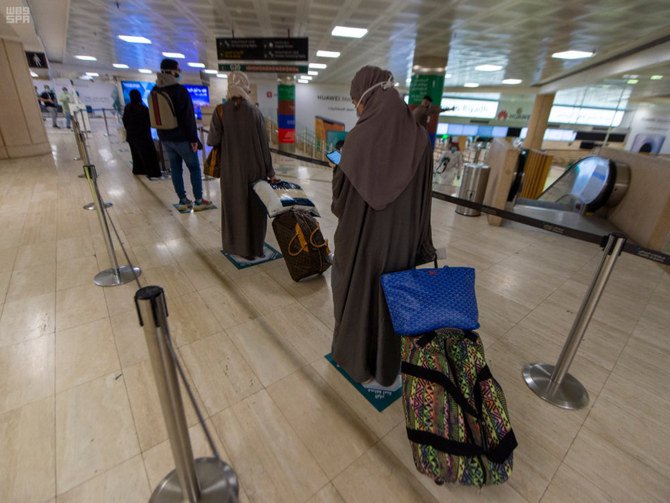 米国から送還されたサウジアラビア人は、日曜日の初めにリヤドのキング・ハリド国際空港で手続きを行っている。(SPA)