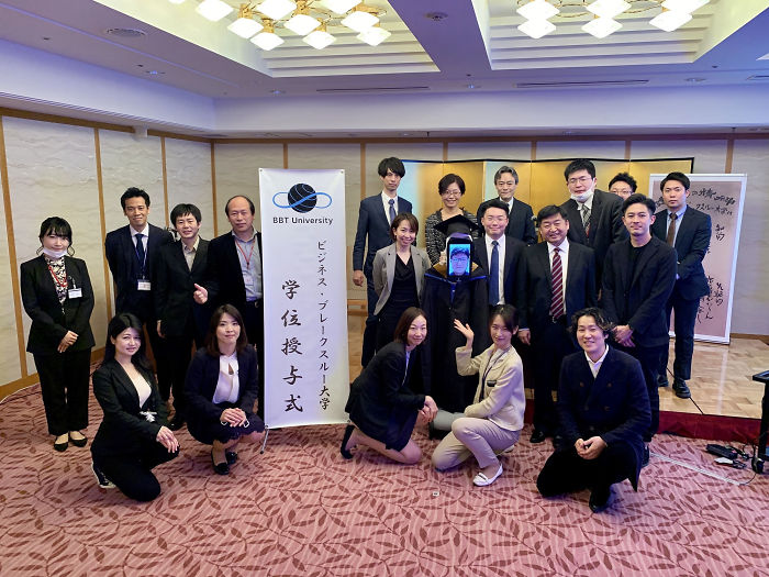 「newme」ロボットが卒業生の代わりに大前研一学長から卒業証書を受け取る、日本。（BBT）