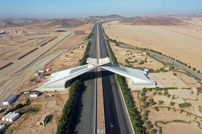 新型コロナウイルスによるパンデミック中の閑散とした主要幹線道路を撮影した、2020年4月8日の上空写真。開かれたコーランを象徴する記念碑が設置されたこの道路は、サウジアラビアの都市であるメッカとジェッダを結ぶ。（AFP）