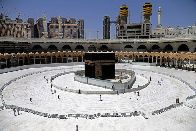 2020年4月3日、イスラム教の礼拝者たちが、イスラムの最も神聖な地、メッカの大モスクの聖なるカーバ神殿の周囲を回っている。(AFP通信)