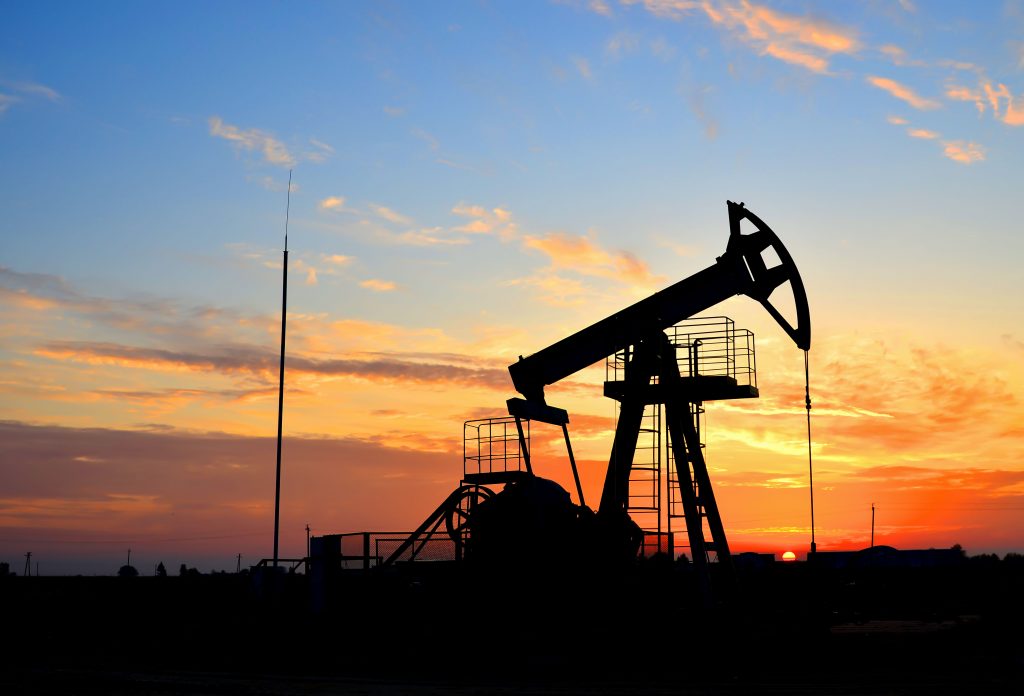 世界的なベンチマークの石油価格は、年始以降半分以上値を下げている。（シャッターストック）