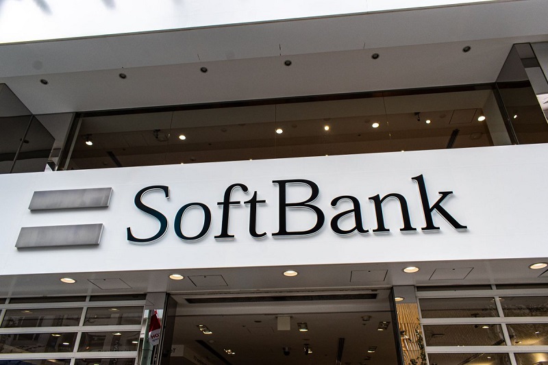 ソフトバンクは、一部の小売店で営業時間を短縮し、東京の多くの店舗を閉鎖しました。（AFP）