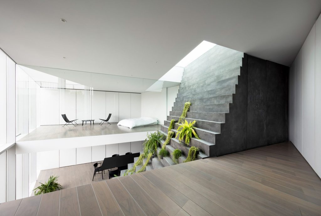 新宿に位置するこの家は、屋内にある階段にはスチールを使い、屋外の階段にはコンクリートを使って建てられている。（Nendo）