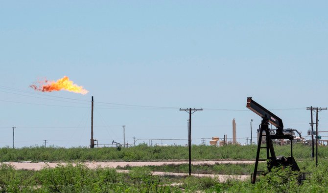 油・ガス田の油井から伸びるガスフレア、テキサス州オデッサ近郊、2020年4月24日。（AFP）