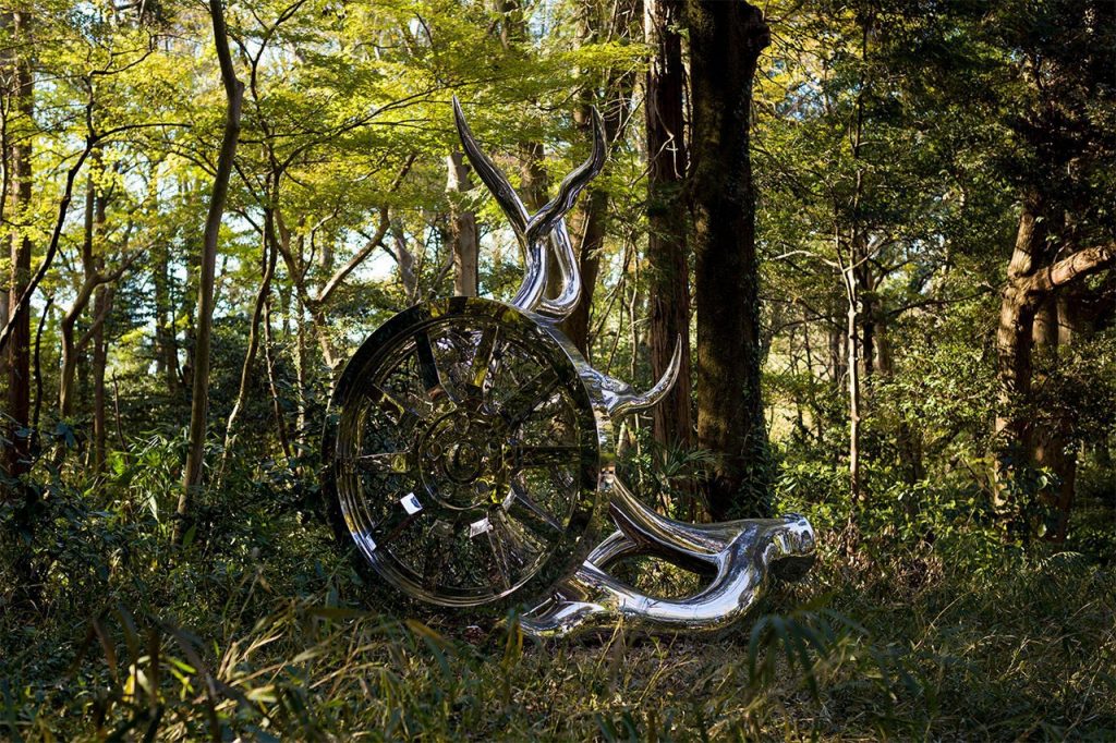 神宮の杜芸術祝祭の15フィート(約4.6メートル)の彫刻 'Wheel of Fortune' (松山智一スタジオ)