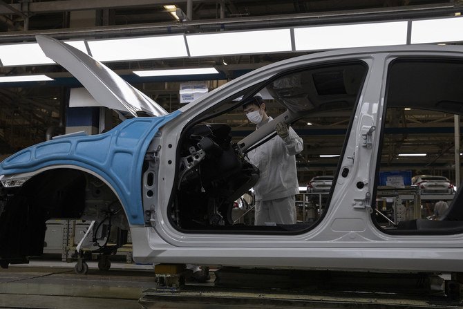 中国中部地方湖北省武漢の東風本田汽車有限公司工場で車の組み立てを行う労働者。2020年4月8日水曜日。(AP)