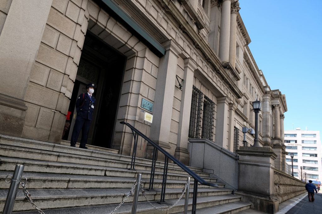 日銀の臨時会合は２０１１年１１月以来、８年半ぶり。(AFP)