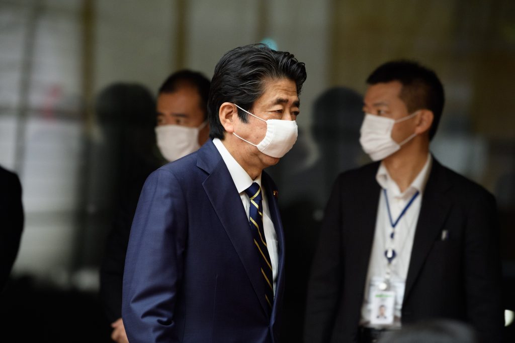 安倍首相は、14日の新型コロナウイルス感染症対策本部会合で「日常を取り戻していくため、もう一段の新たな対策が必要だ」と述べた。(AFP)
