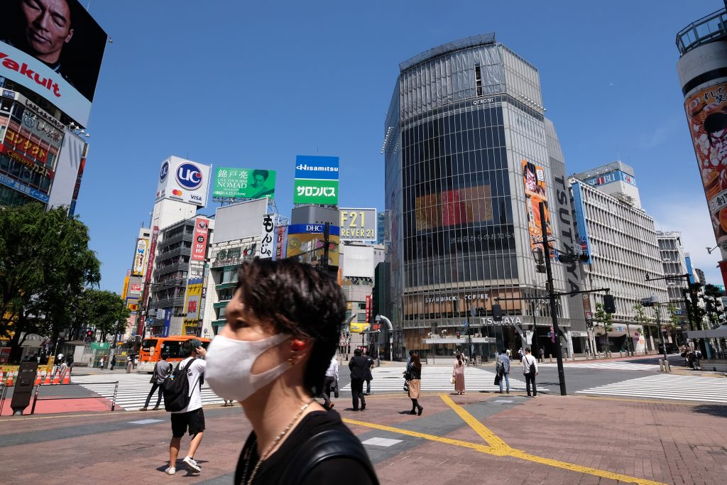 新型コロナウイルスの新たな感染者は１８日、東京都で１０人確認された。 (AFP)