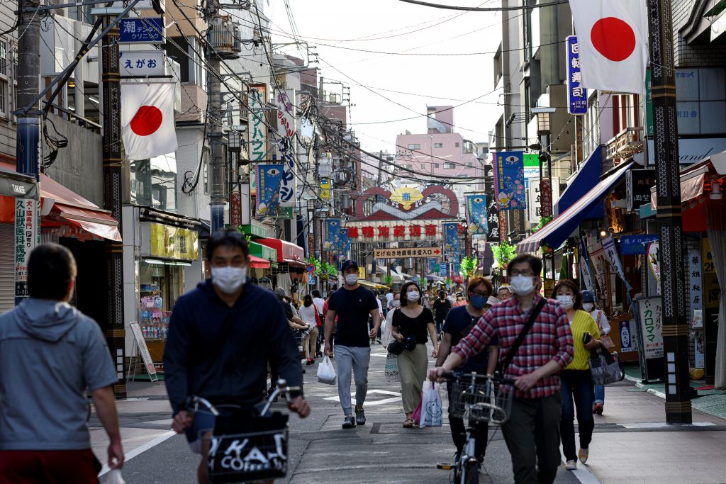 現在、宣言が解除された地域での屋外イベントは２００人以下としているが、２～３週間の経過期間を挟みながら数段階ずつ引き上げ (AFP)