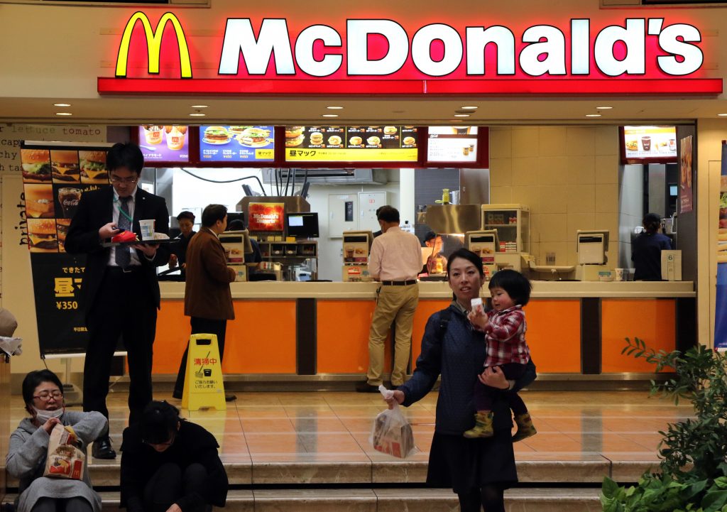 外食では、日本マクドナルドが宣言の解除された39県の約1440店で、中止していた店内客席の利用を15日から順次再開。(AFP)