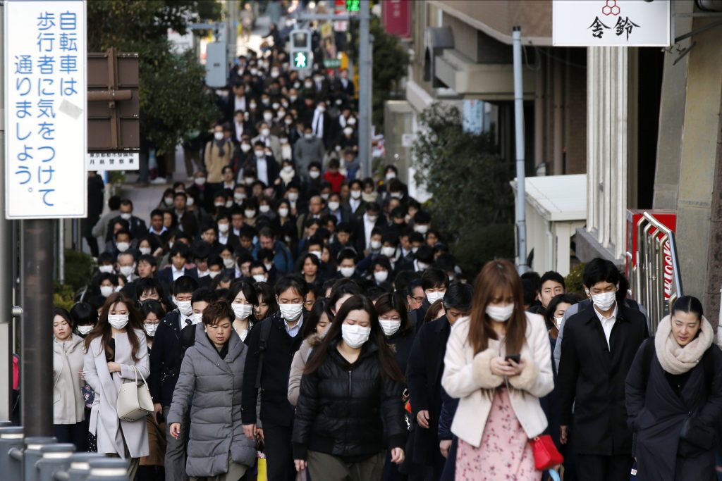 新型コロナウイルスの感染者は１０日、新たに９都道府県と空港での検疫で７０人が確認され、国内の感染者は累計で１万５８４３人となった。(AFP)