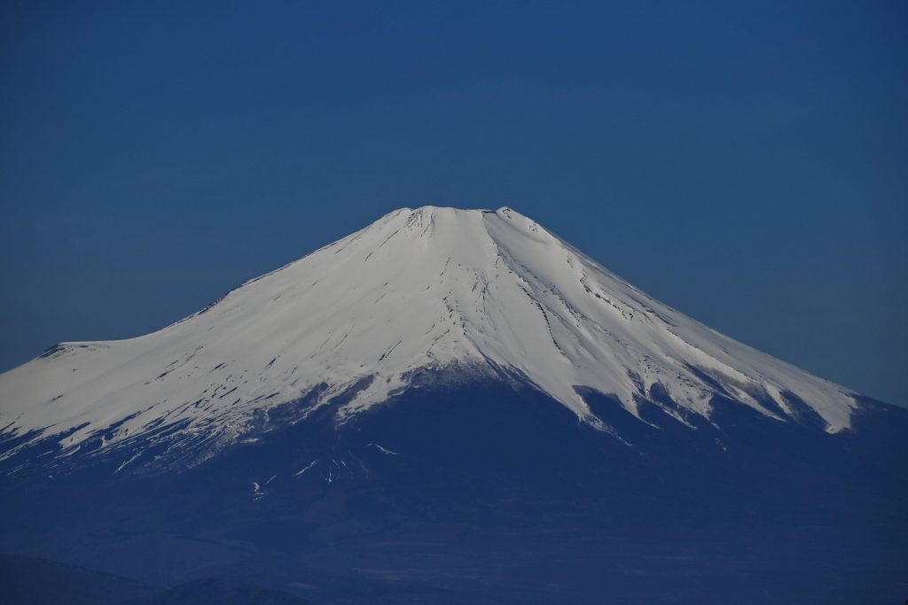 2020年4月26日に神奈川県相模原市付近の蛭ヶ岳から撮ったこの資料写真に、富士山が写っている。日本で愛されている富士山は、新型コロナウイルス感染拡大防止のために今年の夏季シーズンは閉山されることになったと、2020年5月18日に当局職員が発表した。(AFP)