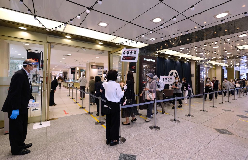 食料品フロアのみの営業を続けていた小田急百貨店新宿店や大丸東京店、松坂屋上野店では同日午前、約１カ月半ぶりの全館での営業となった。(File photo/AFP)