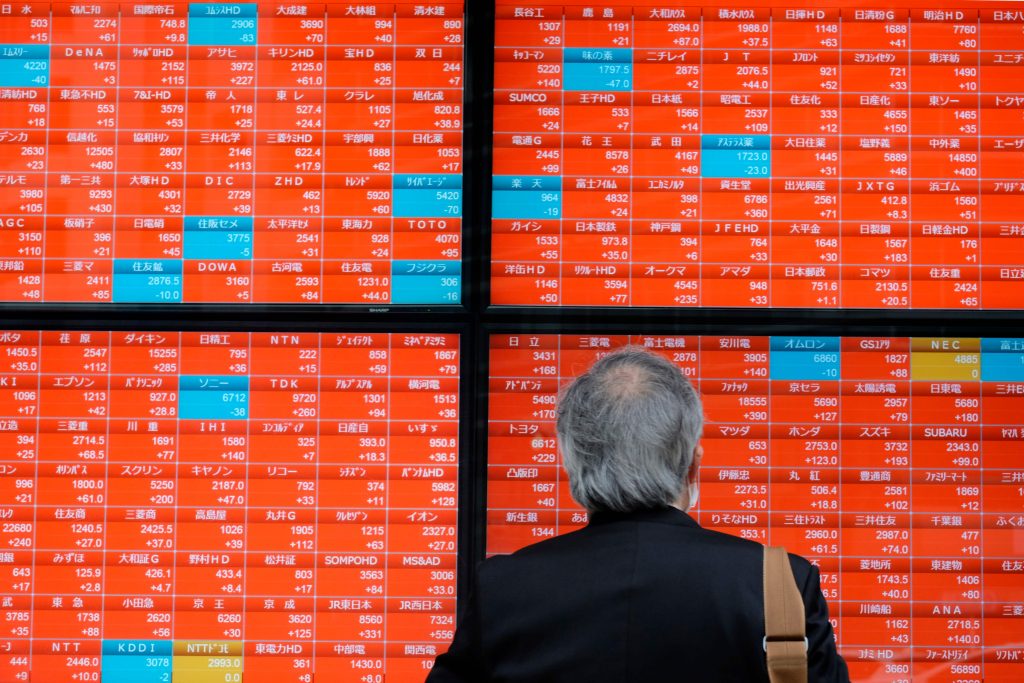 2020年5月26日、東京証券取引所の株価を表示する電子掲示板を見る男性。（資料画像・AFP）