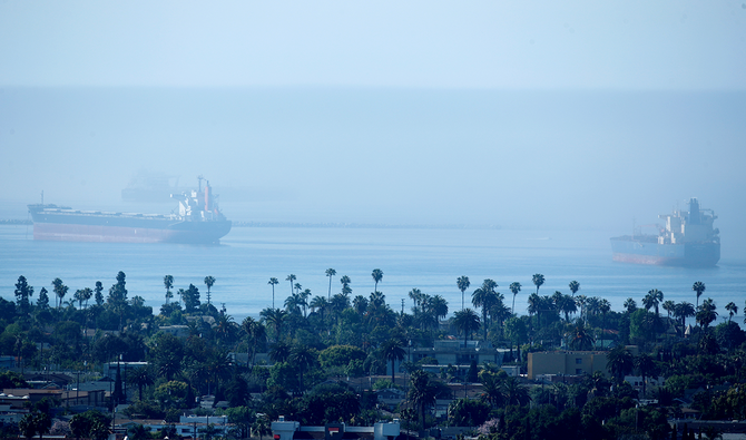 コロナウイルス感染病（COVID-19）の大流行中にロングビーチ港沖に停泊するオイルタンカーとコンテナ船。米国カリフォルニア州ロングビーチ。（ロイター）