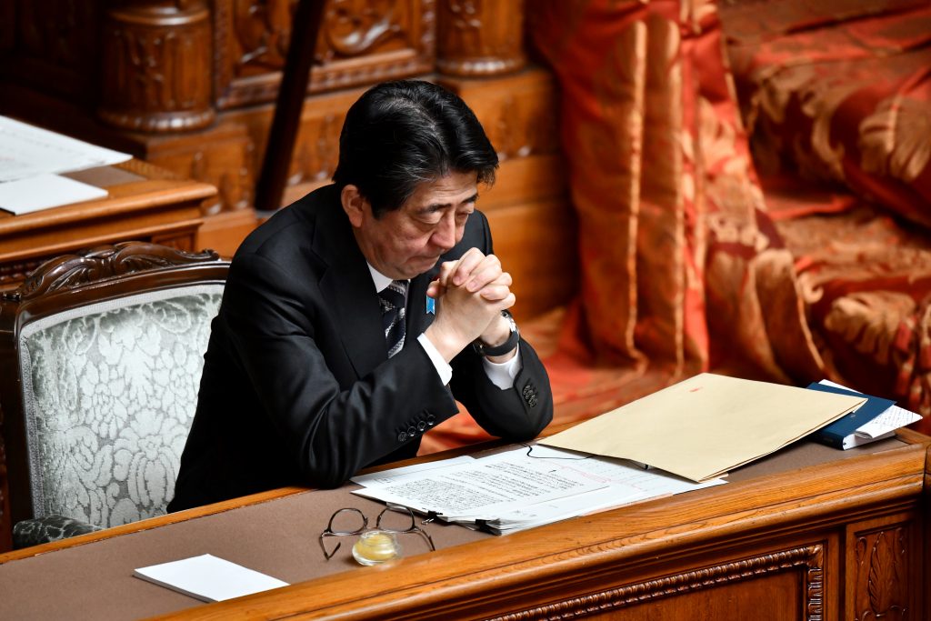 安倍晋三首相の政権は、東京高等検察庁の検察官を監督する黒川宏(63)の辞任に伴い、さらなる打撃を受けた。(AFP)