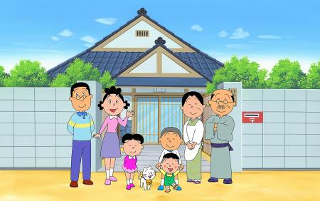 2020年5月11日に東京・長谷川町子美術館から届いたこの配布資料は、テレビアニメ「サザエさん」シリーズの画像で、キャラクターのサザエさん（左2枚目）とその家族が家の前にいる様子が描かれている。(AFP)