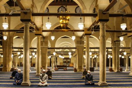 イスラム教の断食月であるラマダンの間、エジプトの首都カイロのアル・アズハル・モスクで社会的距離を保ちながら、夜の祈りタラーウィーをささげるイスラム教の礼拝者たち。2020年5月17日。（AFP）