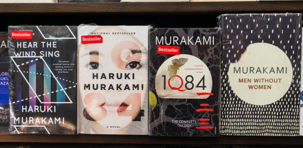 日本で最も評価の高い小説家の一人、村上春樹がラジオの特別番組で司会を務める。(シャッターストック)