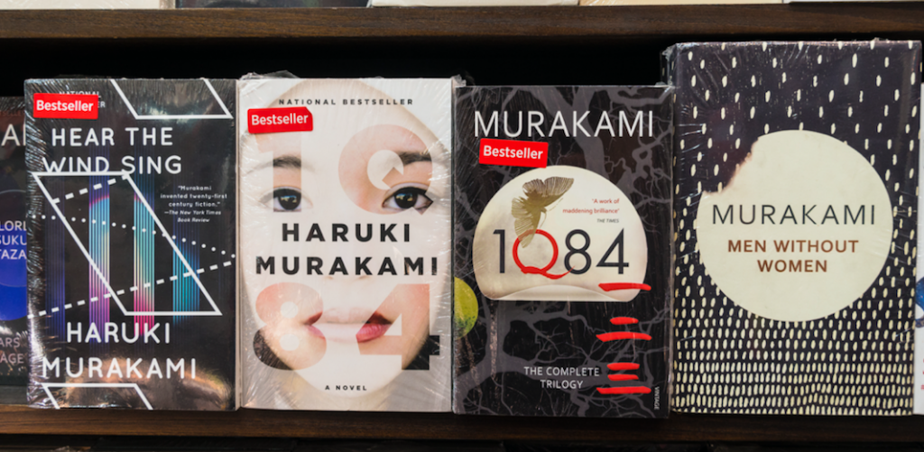 日本で最も評価の高い小説家の一人、村上春樹がラジオの特別番組で司会を務める。（シャッターストック）